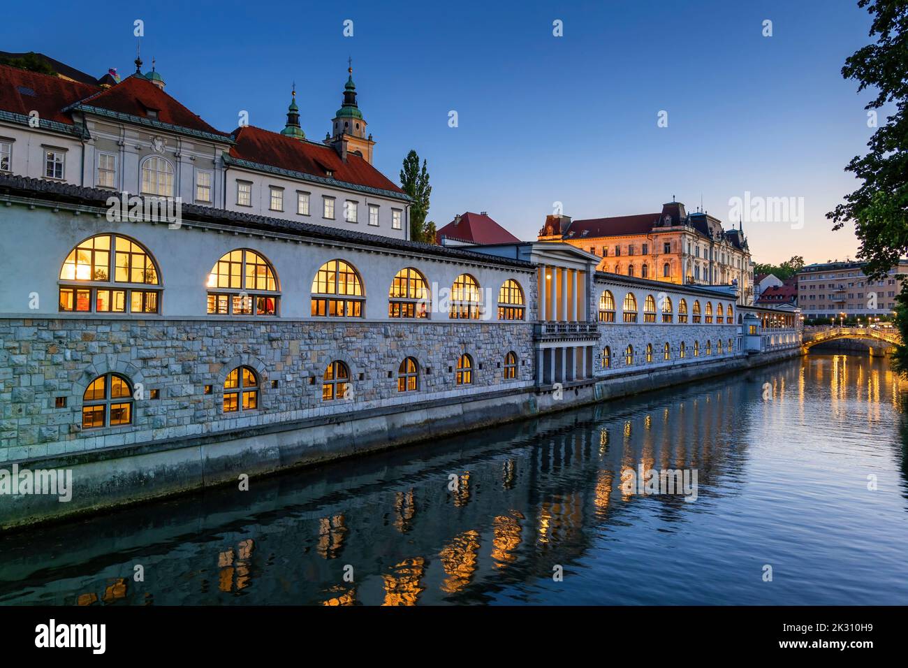 Slowenien, Ljubljana, Plecnik Arcades und Ljubljanica River in der Abenddämmerung Stockfoto