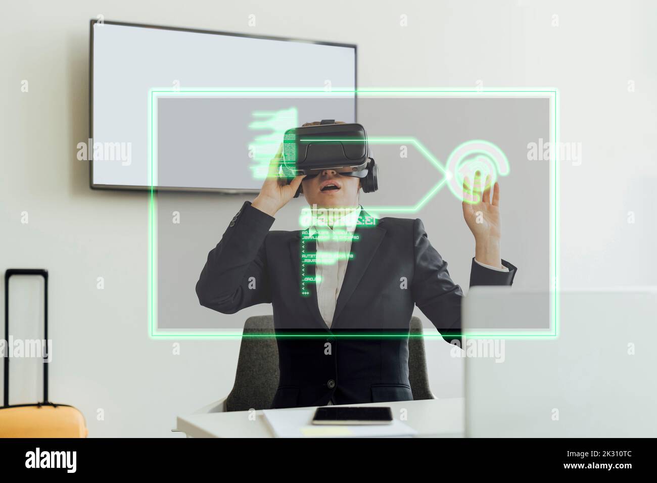 Geschäftsfrau mit Virtual-Reality-Simulator berühren Gerät Bildschirm Stockfoto