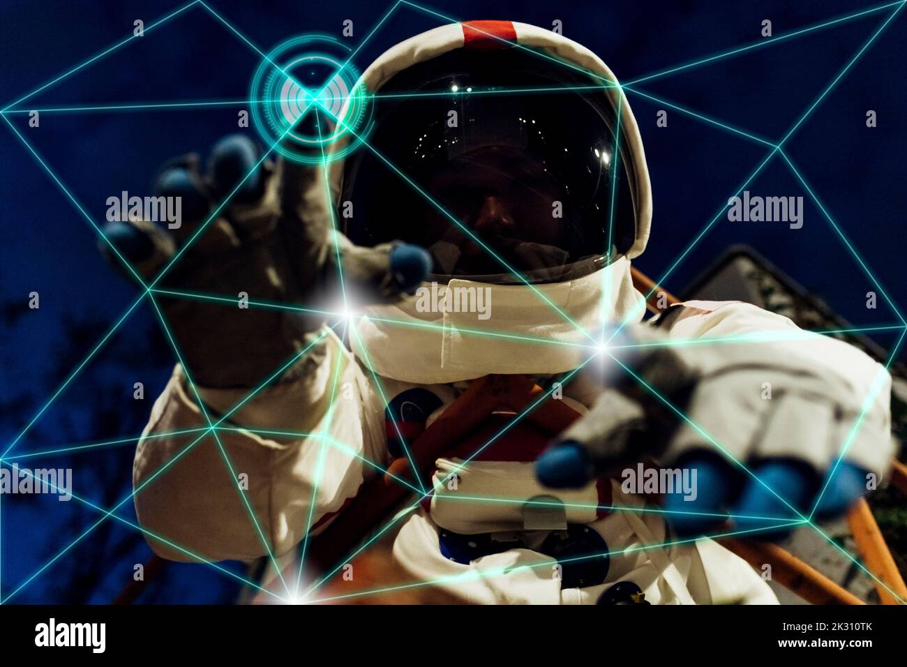 Astronaut berührt transparenten Bildschirm Stockfoto