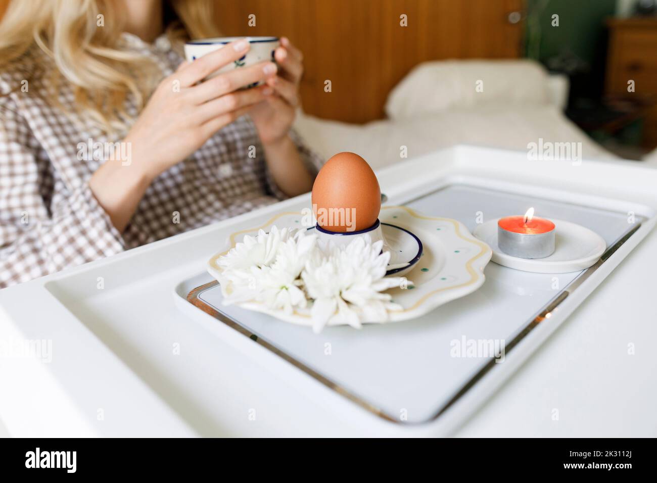 Frau mit einem gesunden Frühstück im Bett zu Hause Stockfoto