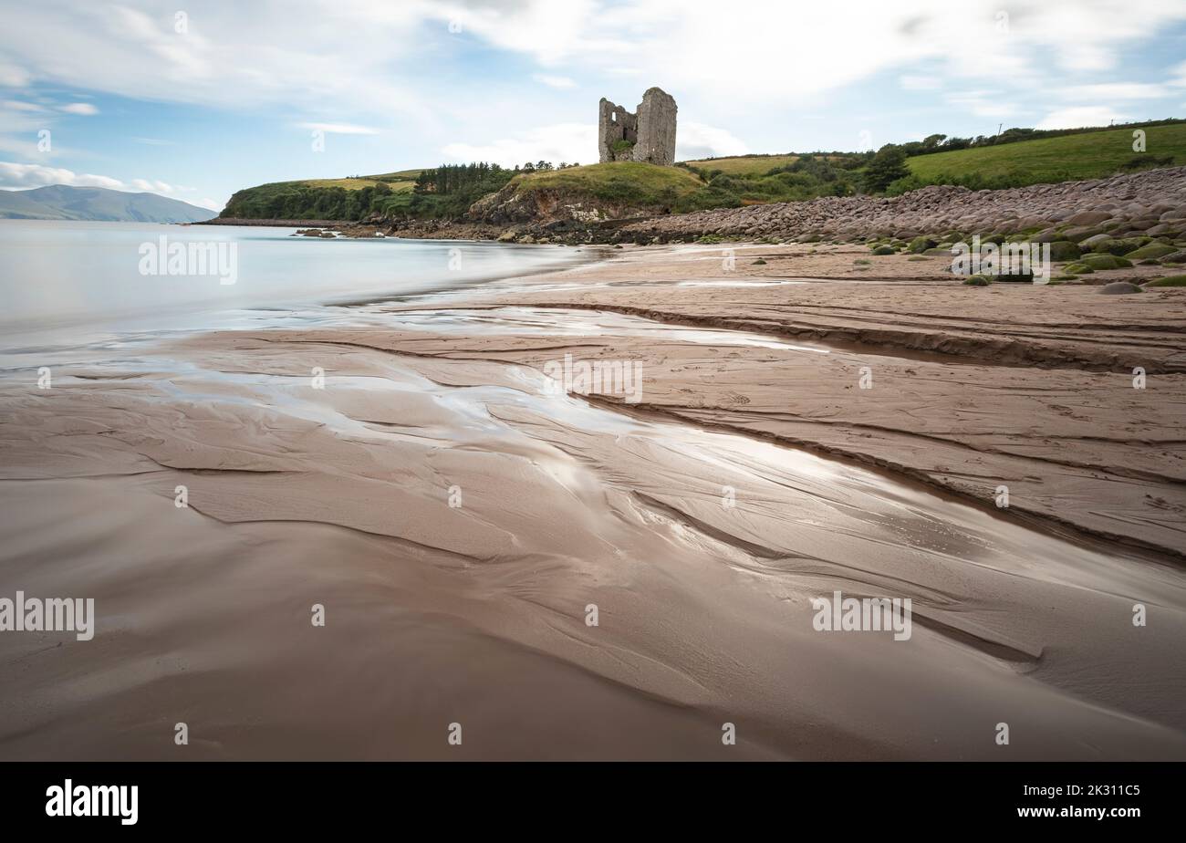 Irland, Kilmurry, Sandstrand mit alter Ruine im Hintergrund Stockfoto