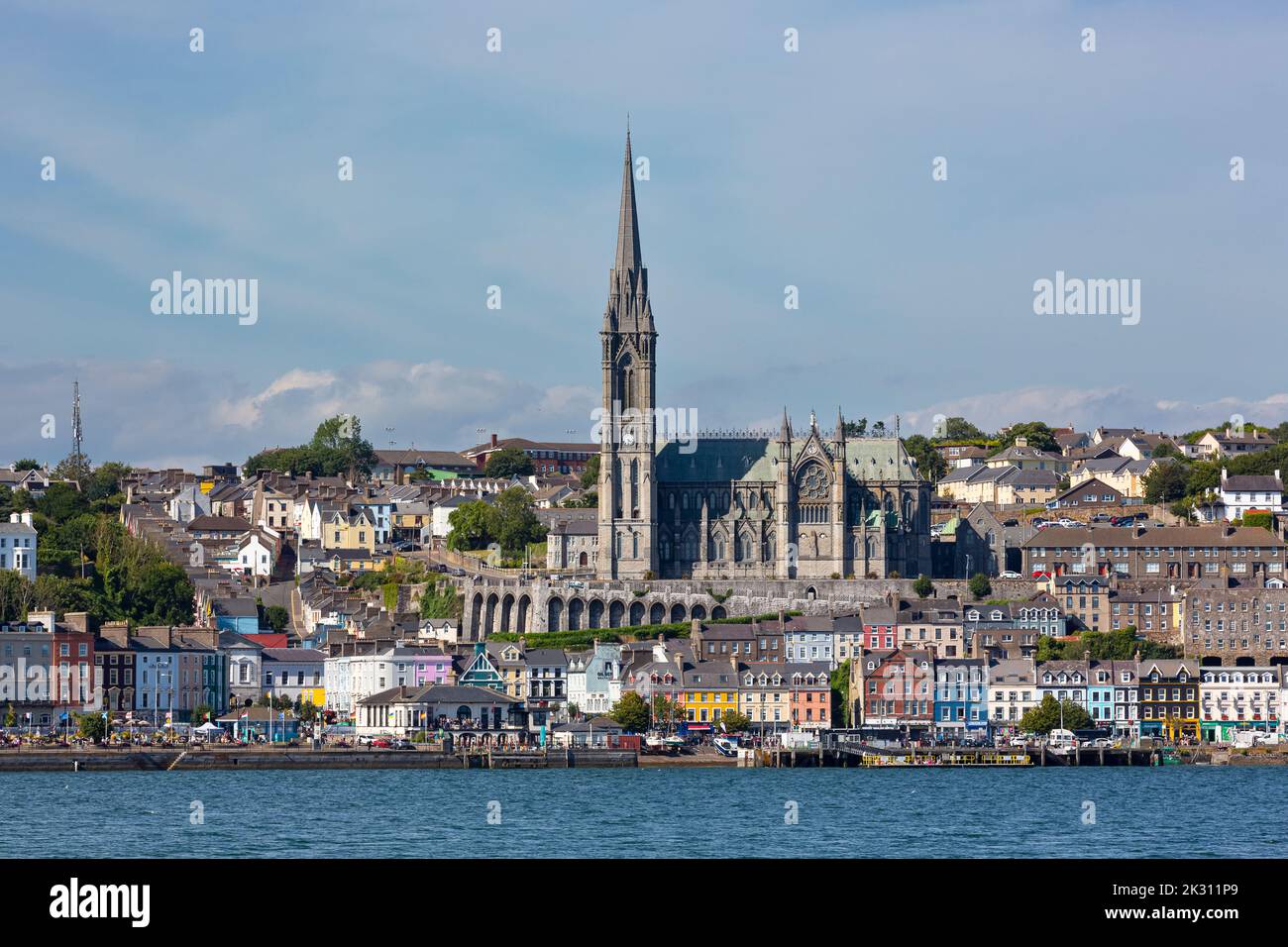 Irland, County Cork, Cobh, Blick auf die Küstenstadt mit der Saint Colmans Cathedral im Zentrum Stockfoto