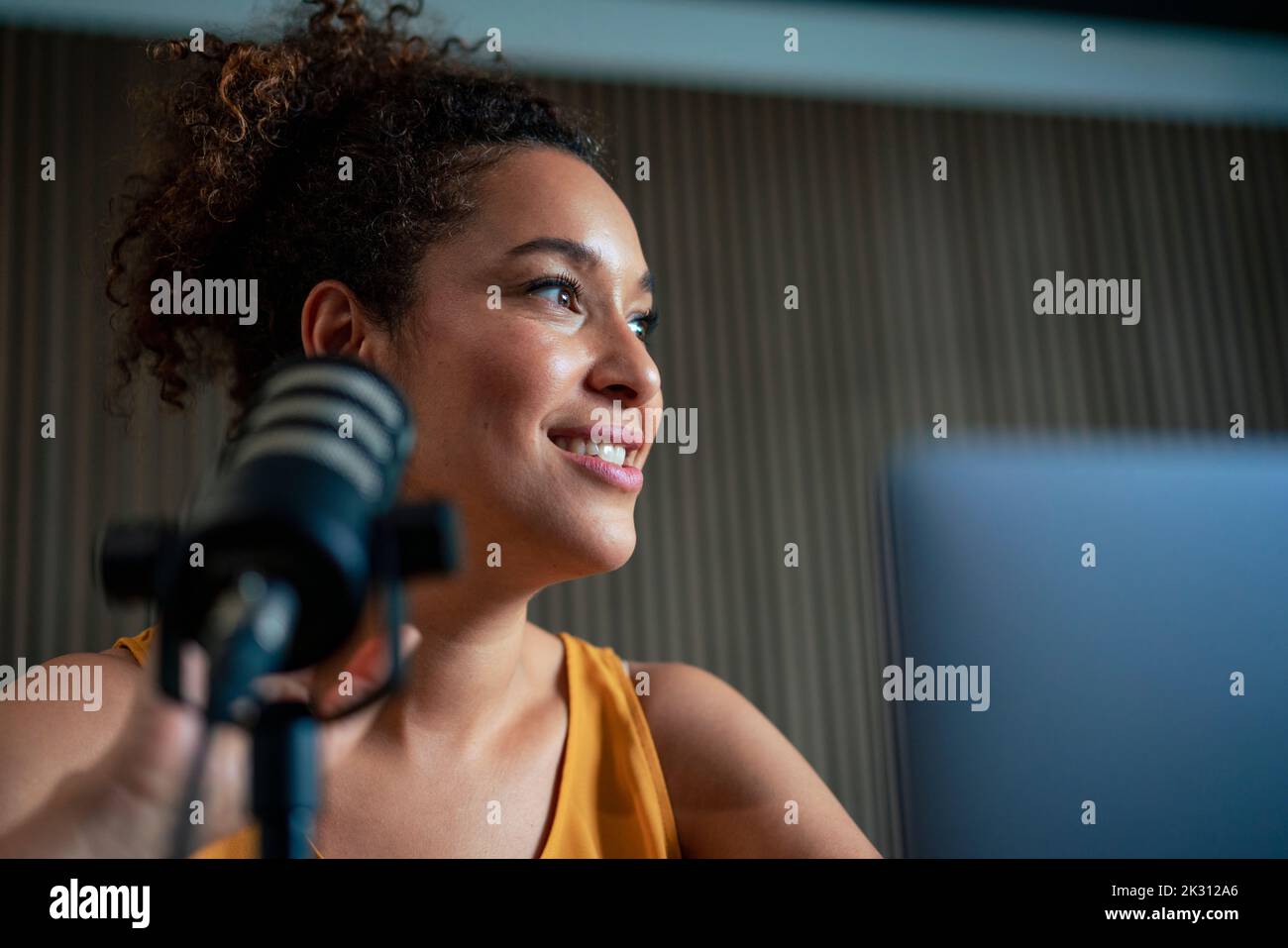 Durchdachter, reifer Radiomoderator im Aufnahmestudio Stockfoto
