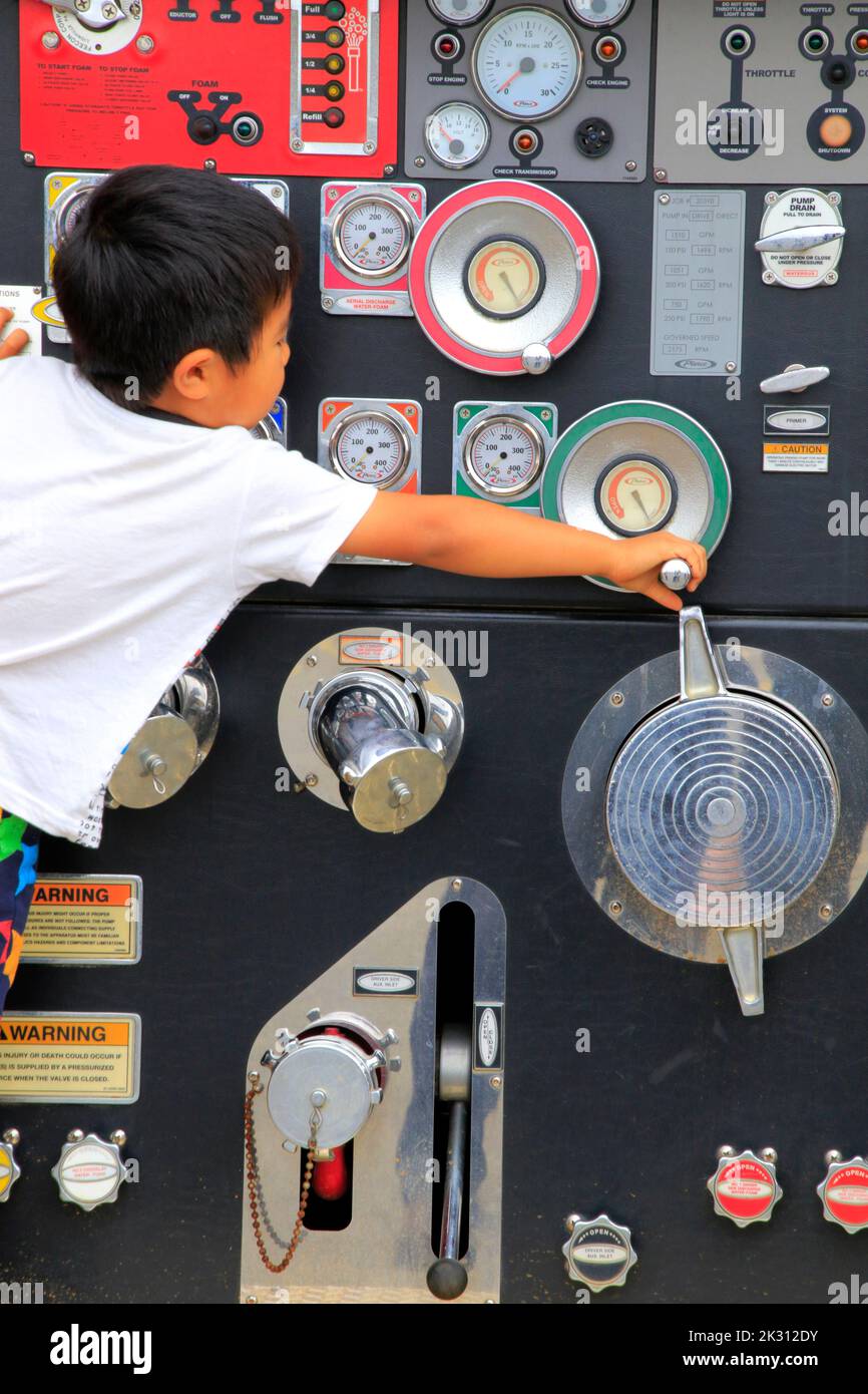 FEUERWEHRAUTO DER US Air Force auf dem Luftwaffenstützpunkt Yokota Stockfoto