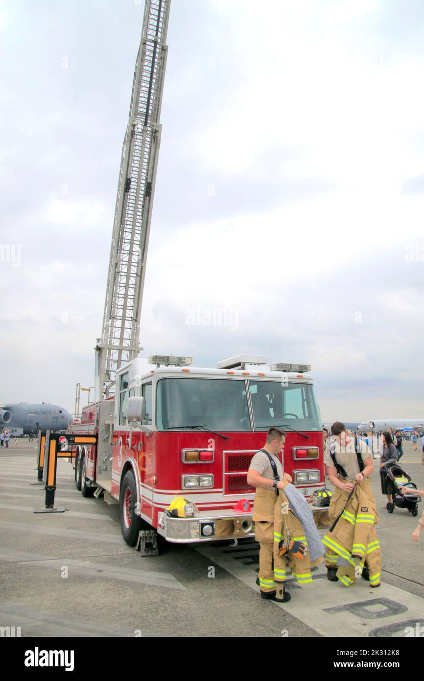 FEUERWEHRAUTO DER US Air Force auf dem Luftwaffenstützpunkt Yokota Stockfoto