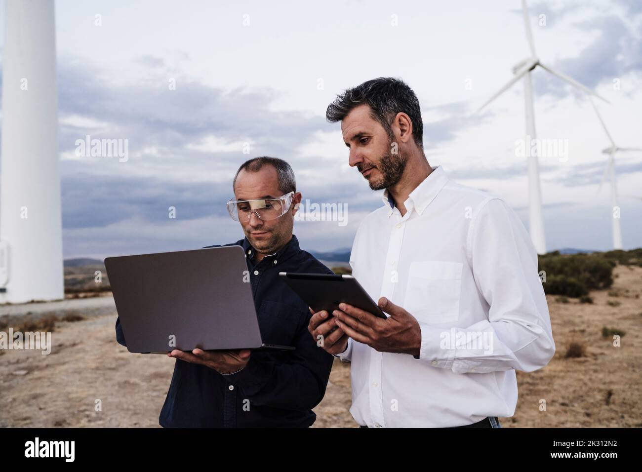 Ingenieure, die an drahtlosen Technologien im Windpark arbeiten Stockfoto