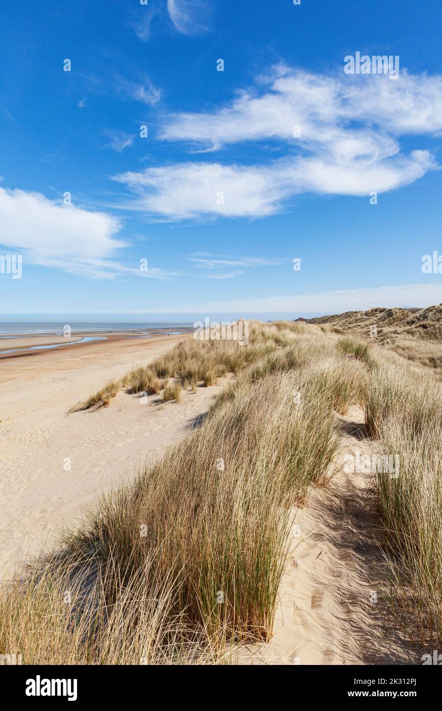 Belgien, Westflandern, De Haan, Wolken über grasbewachsenen Dünen Stockfoto
