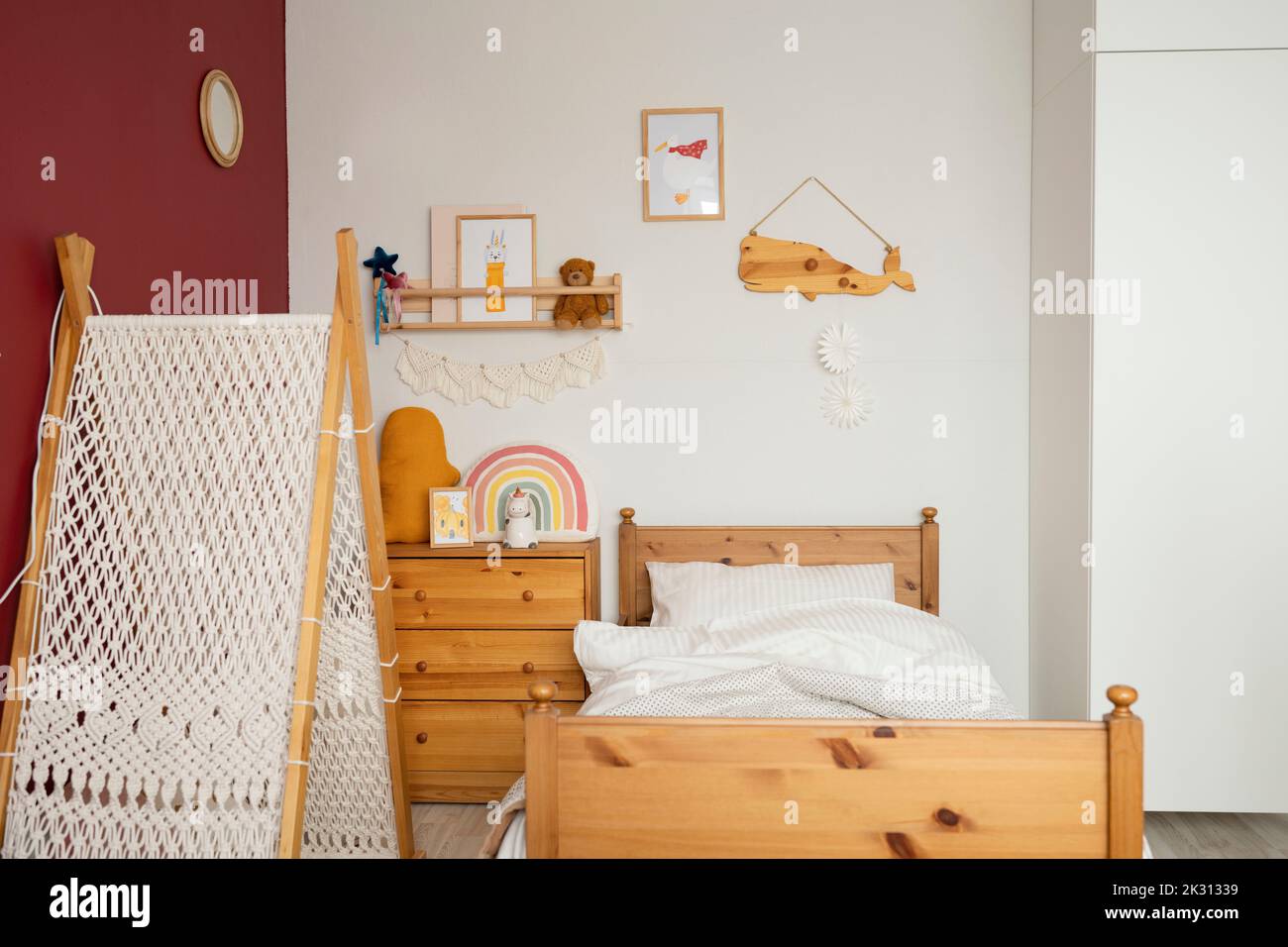 Zelt am Bett im Kinderzimmer zu Hause Stockfoto