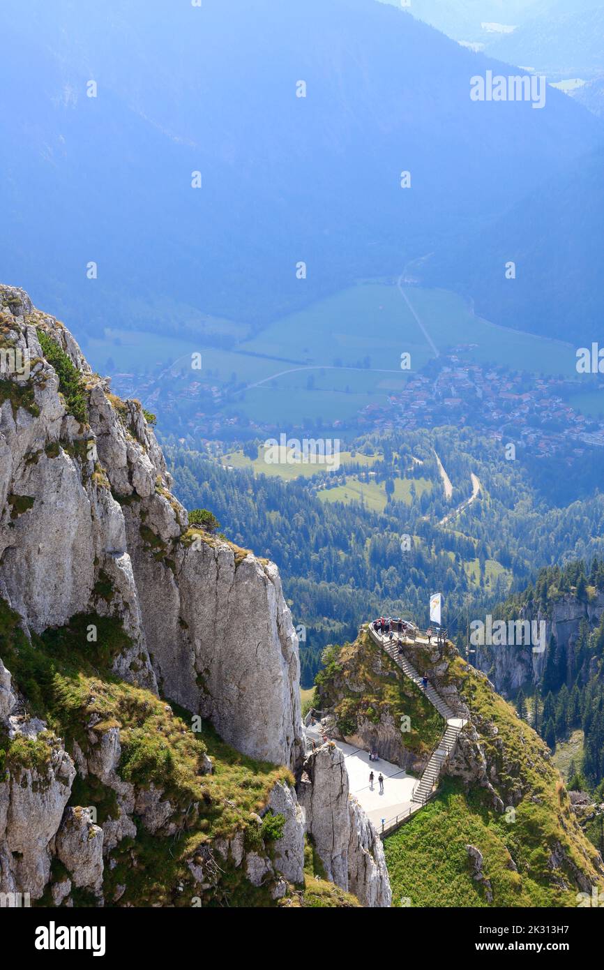 Deutschland, Bayern, Aussichtspunkt und entferntes Dorf vom Wendelstein aus gesehen Stockfoto