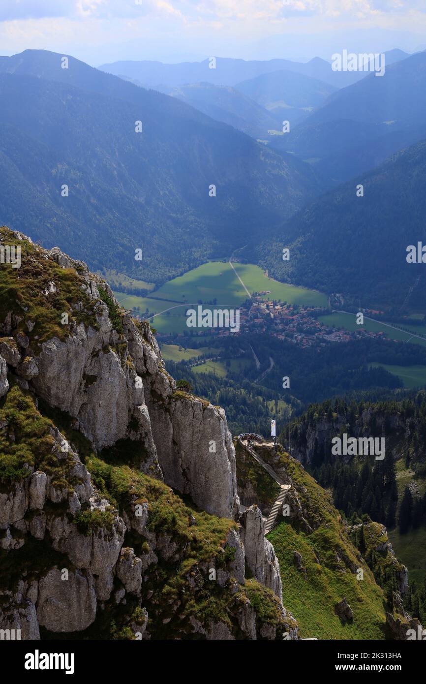 Deutschland, Bayern, Aussichtspunkt und entferntes Dorf vom Wendelstein aus gesehen Stockfoto