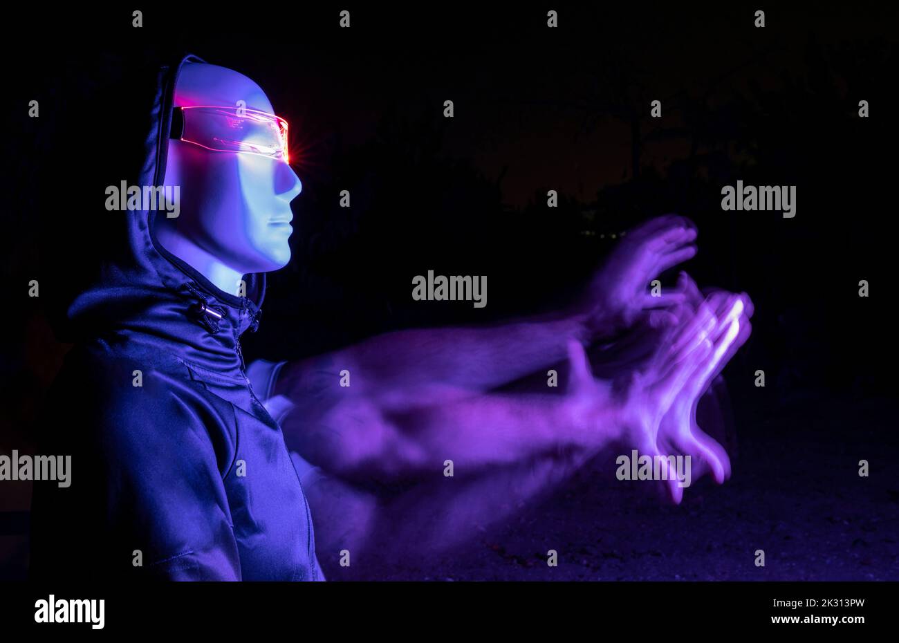 Digital generiertes Bild eines Roboters mit verschwommener Hand im Dunkeln Stockfoto