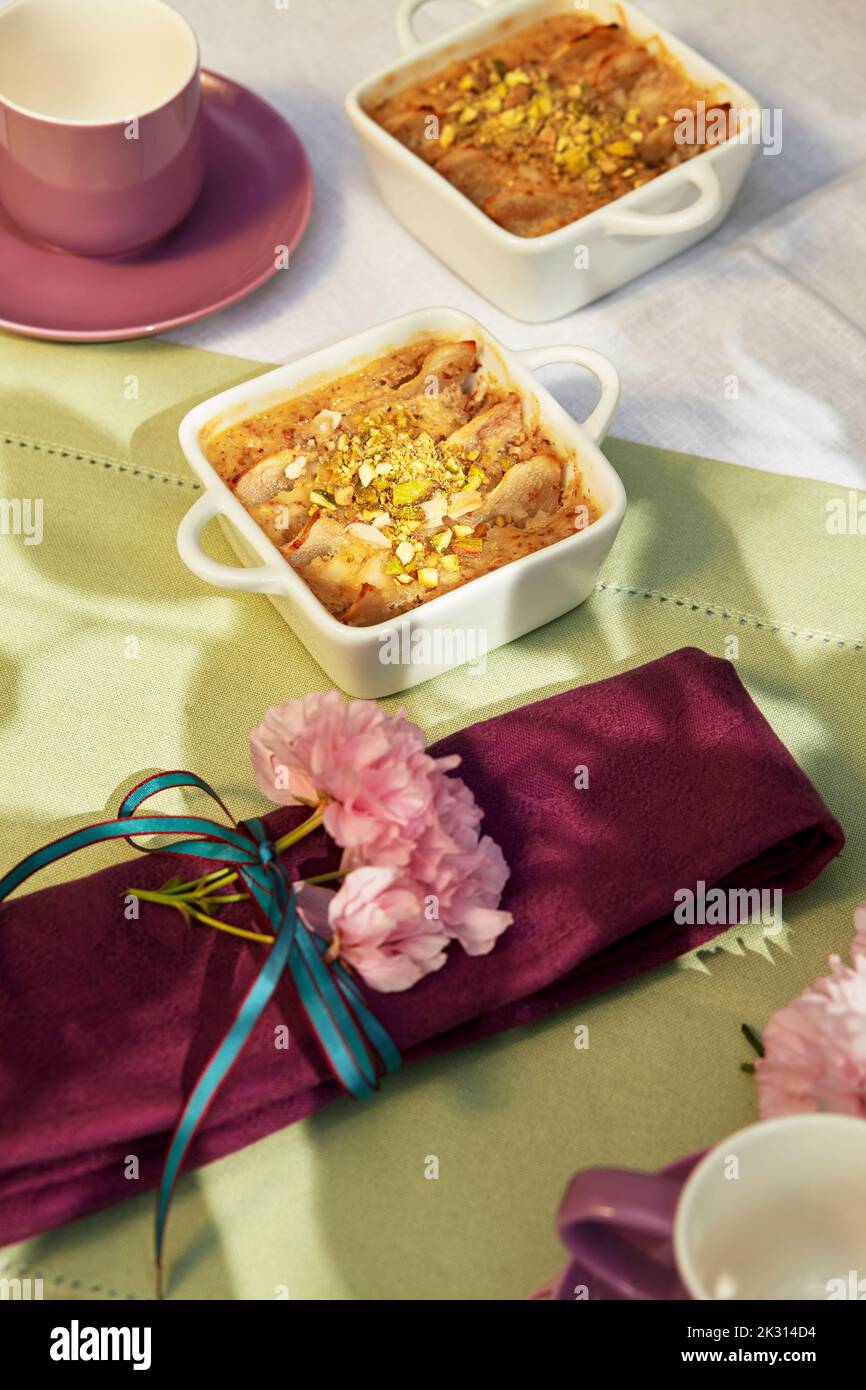 Apfelkuchen auf dekorierten Tisch Stockfoto