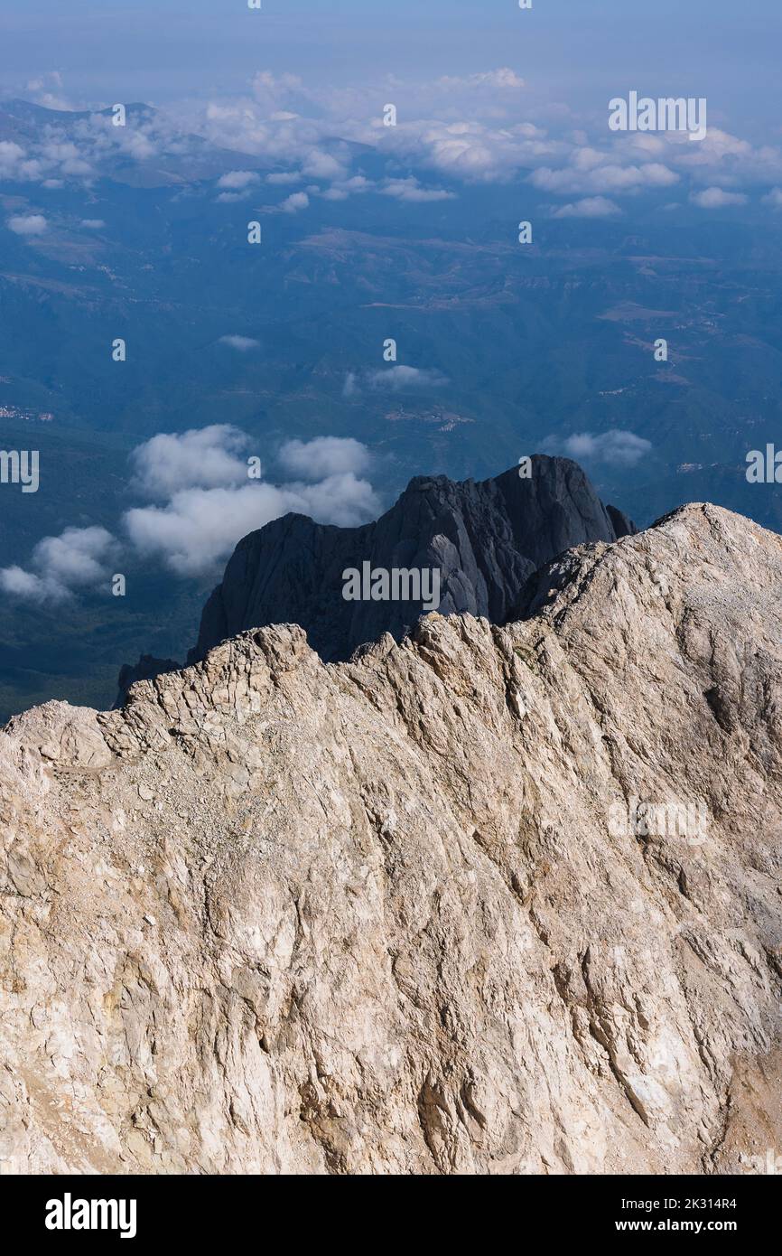 Schöne Aussicht auf die Berge mit bewölktem Himmel Stockfoto