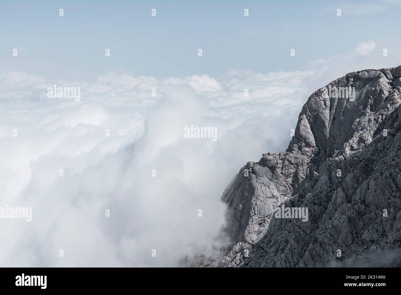 Idyllischer Blick auf den von Wolken bedeckten Bergrücken Stockfoto