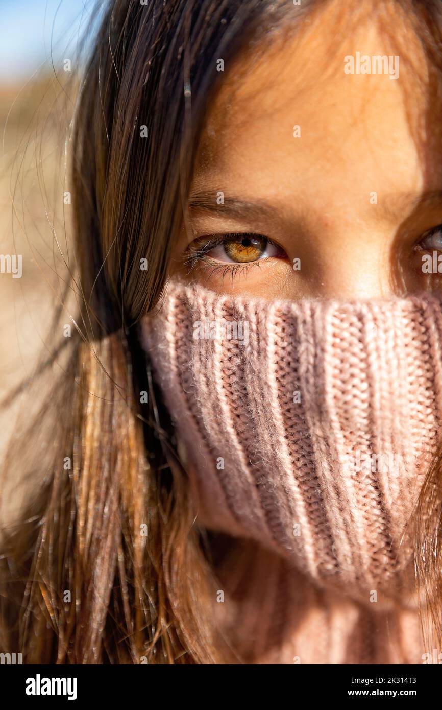 Mädchen mit braunen Augen bedeckt Gesicht an sonnigen Tag Stockfoto