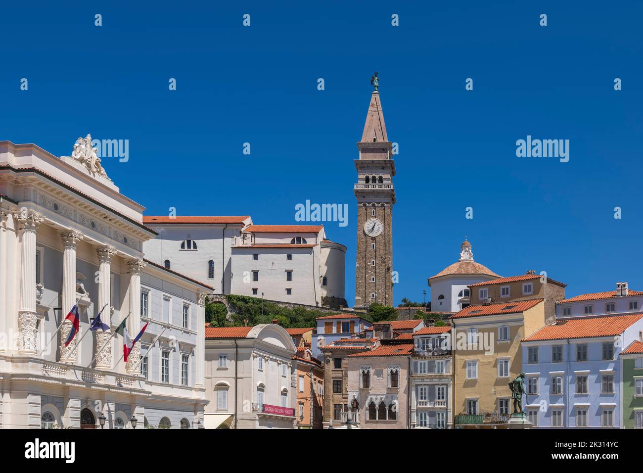 Slowenien, Piran, Glockenturm der St.-Georg-Kirche und die umliegenden Häuser Stockfoto
