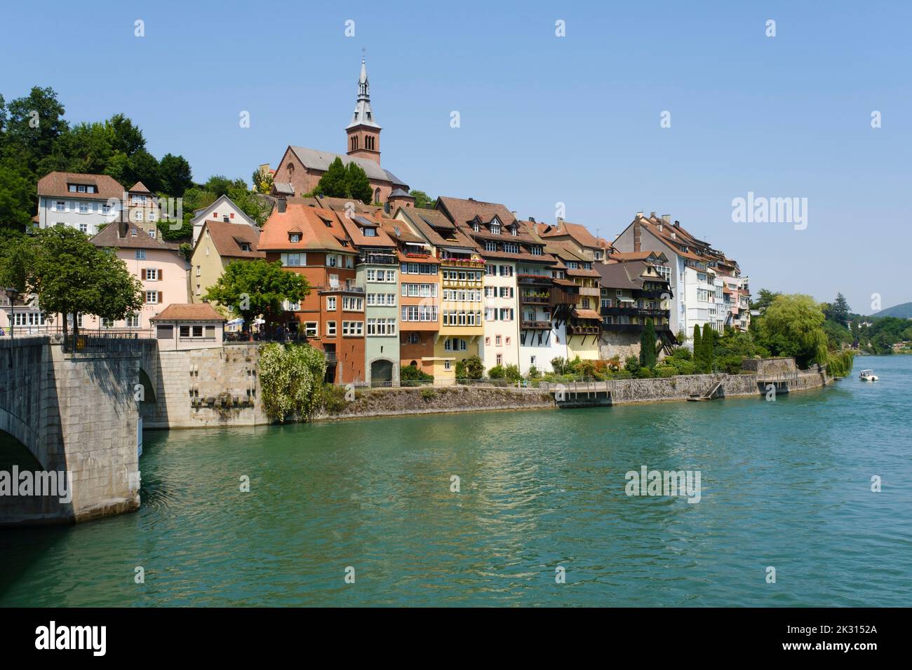 Deutschland, Baden-Württemberg, Laufenburg, Stadt am Rheinufer im Sommer Stockfoto