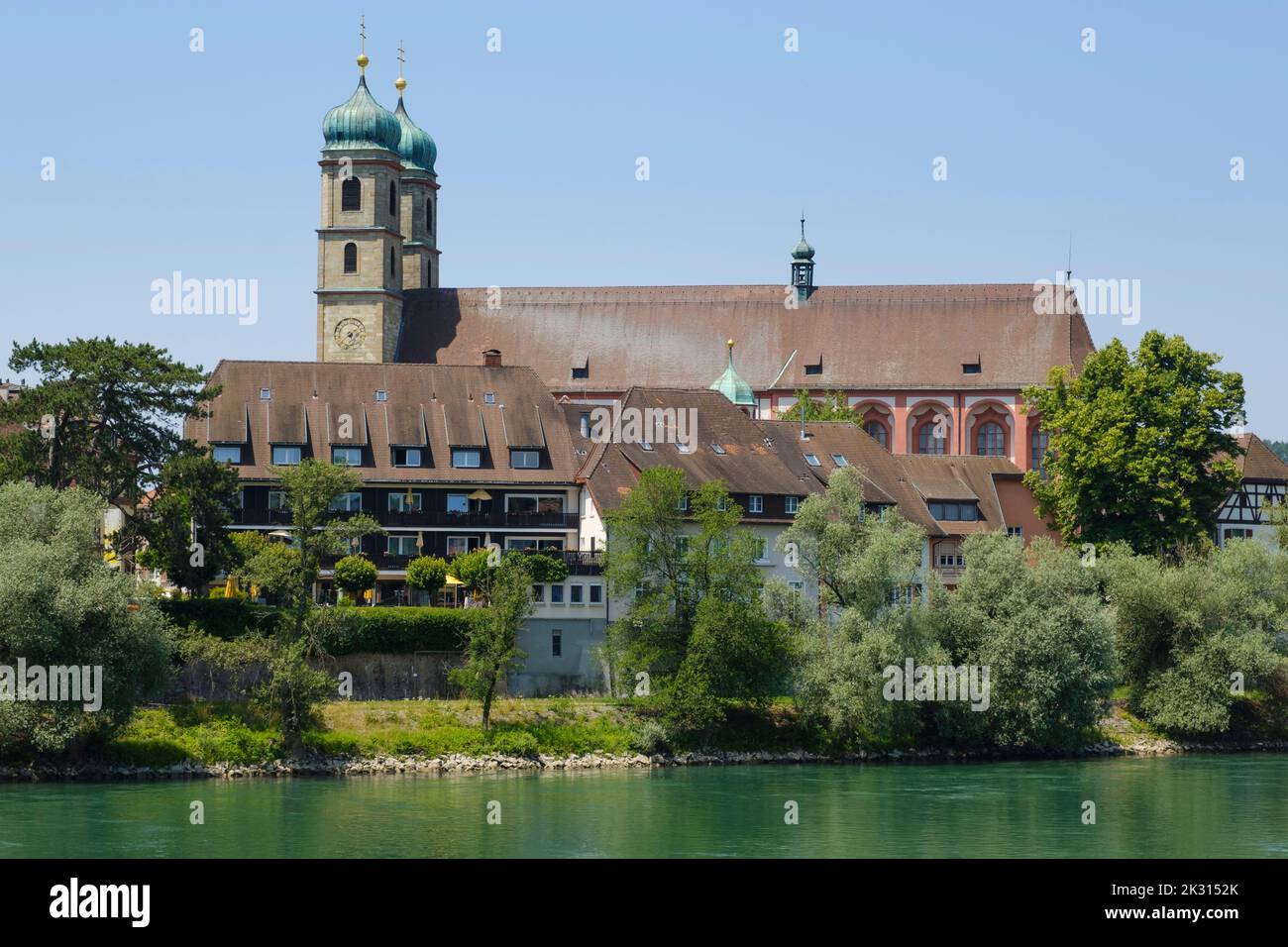 Deutschland, Baden-Württemberg, Bad Sackingen, Rheinufer und Außenansicht des St. Fridolin-Doms im Sommer Stockfoto