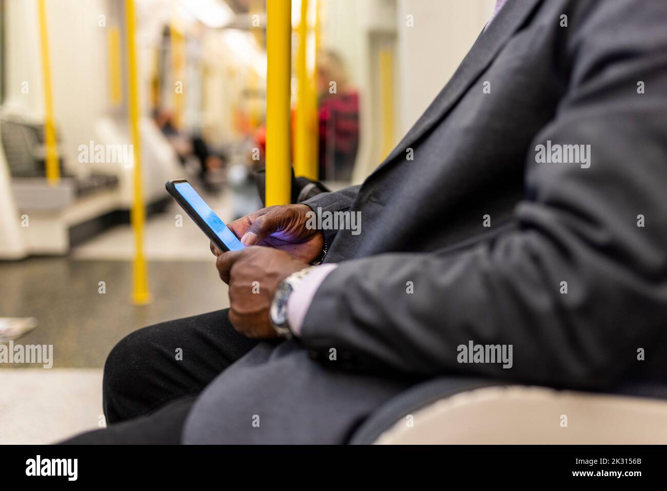 Senior Pendler mit Mobiltelefon in U-Bahn-Zug Stockfoto