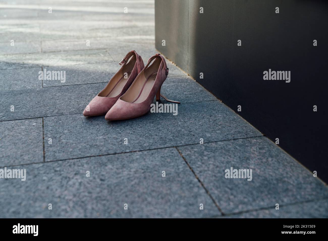 Rosa Schuhe auf dem Fußweg Stockfoto