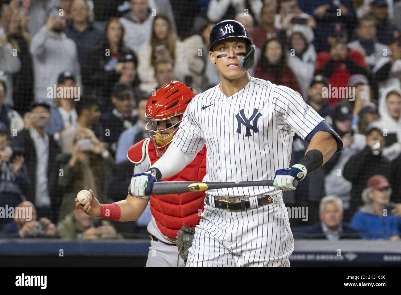 Bronx, Usa. 23. September 2022. Aaron Judge von New York Yankees streikt am Freitag, den 23. September 2022, im fünften Inning gegen die Boston Red Sox im Yankee Stadium in New York City aus. Foto von Corey Sipkin/UPI Credit: UPI/Alamy Live News Stockfoto
