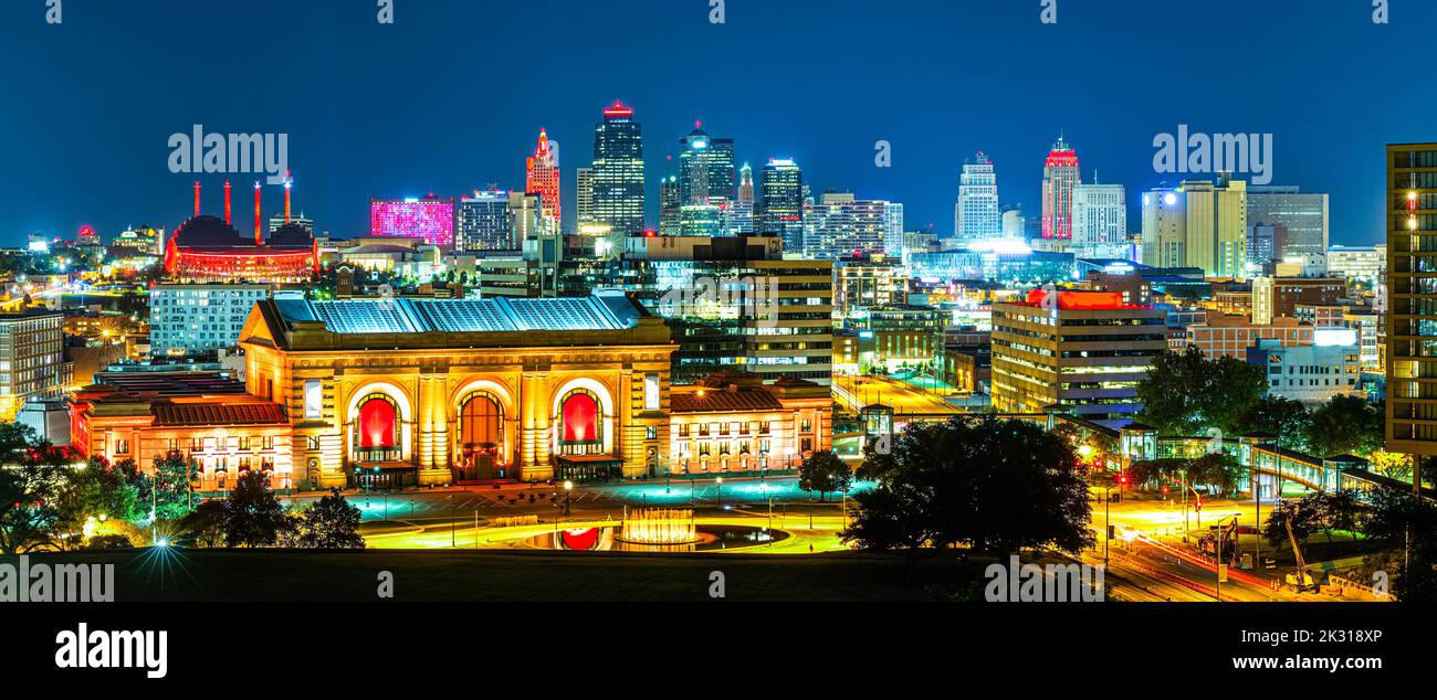 Kansas City Union Station und Skyline bei Nacht Stockfoto