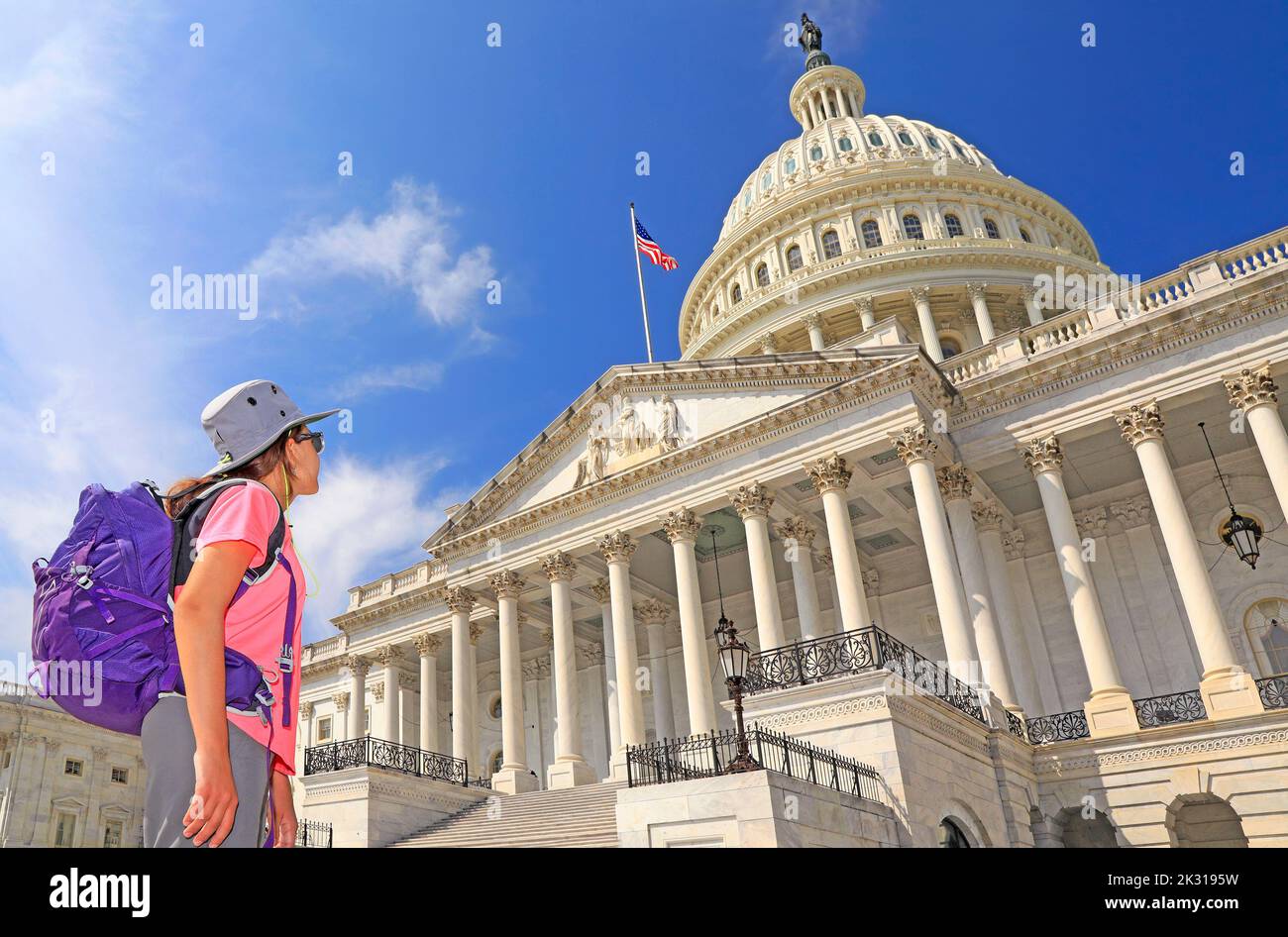 Junge Touristenattraktion, die das US-Kapitol in Washington DC, USA, bewundert Stockfoto