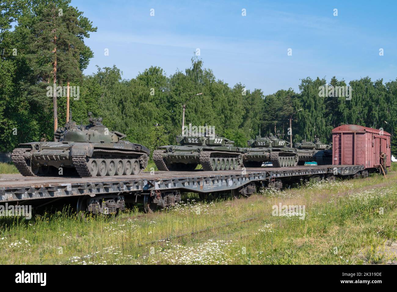 LENINGRAD, RUSSLAND - 02. JULI 2020: Militärzug mit T-72B3-Panzern steht an einem sonnigen Sommertag still Stockfoto