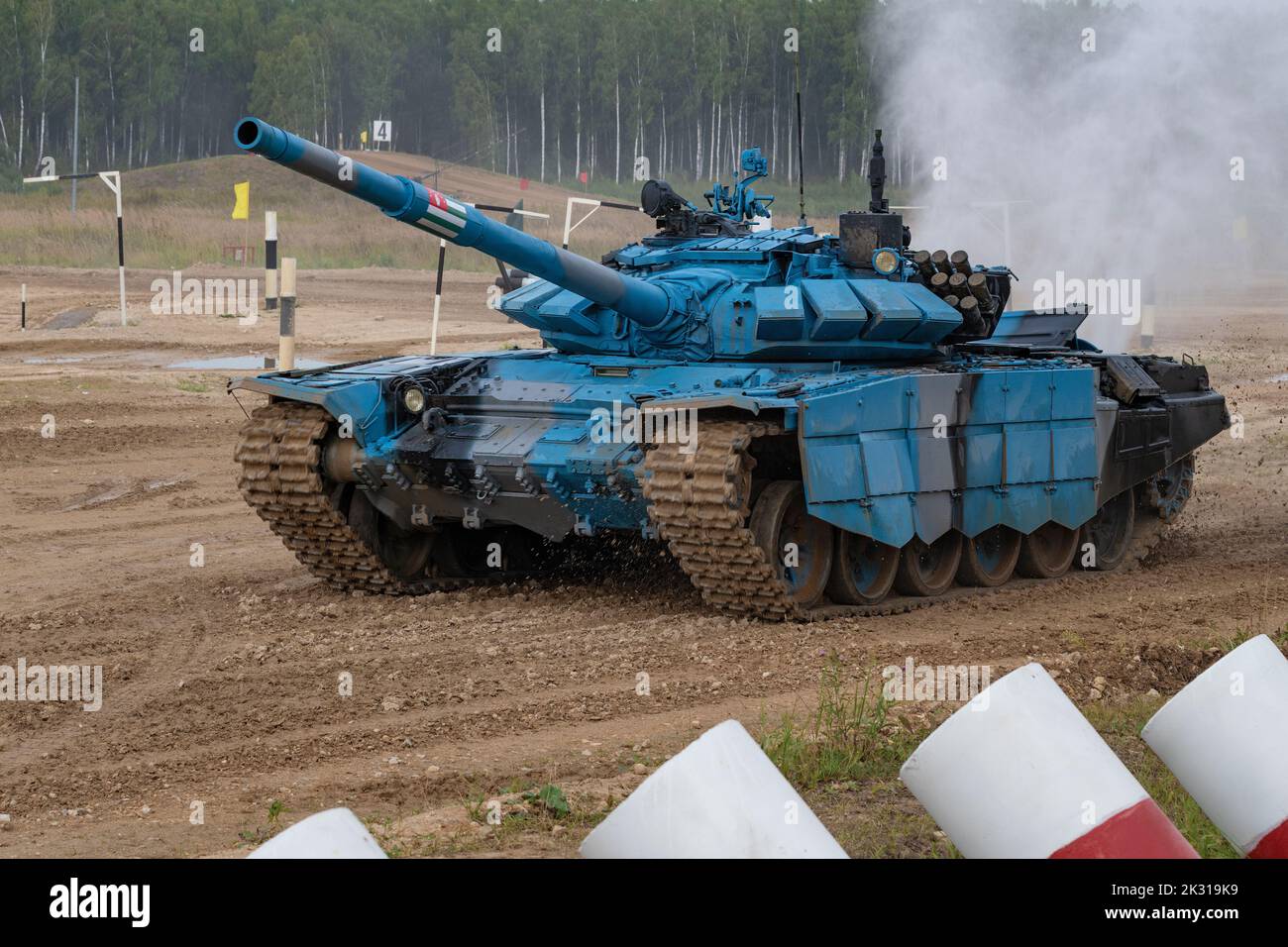 ALABINO, RUSSLAND - 19. AUGUST 2022: Tank T-72B3 des Teams der Republik Abchasien in blauer Nahaufnahme lackiert. Tank Biathlon, Internationales Militär Stockfoto