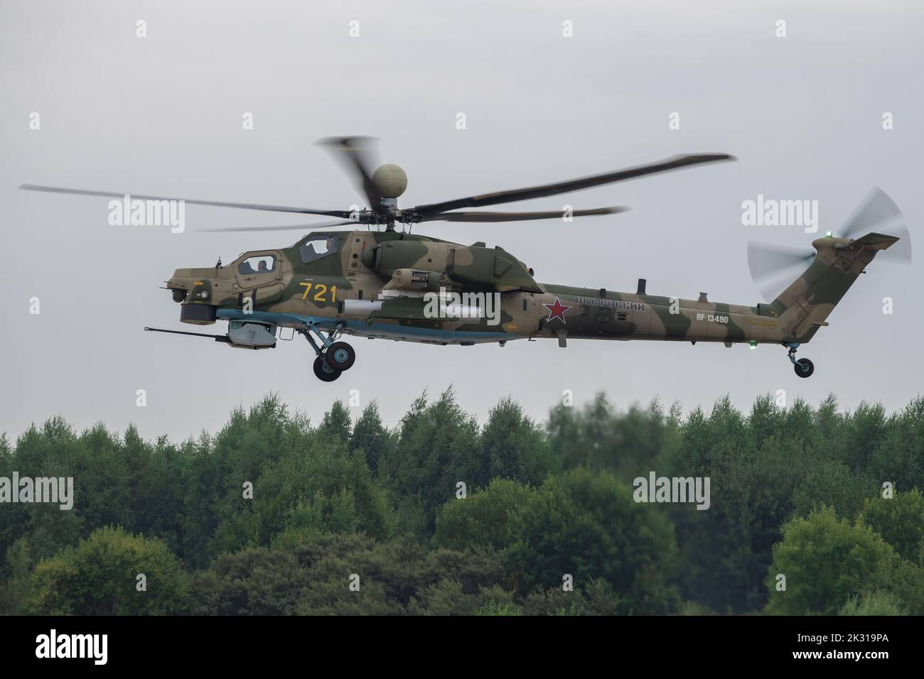 KUBINKA, RUSSLAND - 19. AUGUST 2022: Russischer Militärhubschrauber Mi-28nm (RF-13490) fliegt an einem bewölkten Tag über den Wald Stockfoto