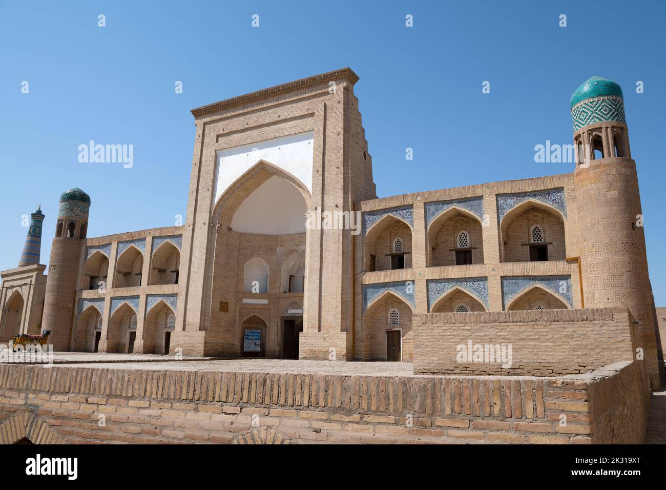 Alte Kutlug-Murad-Inaka madrasah an einem sonnigen Tag. Chiwa, Usbekistan Stockfoto