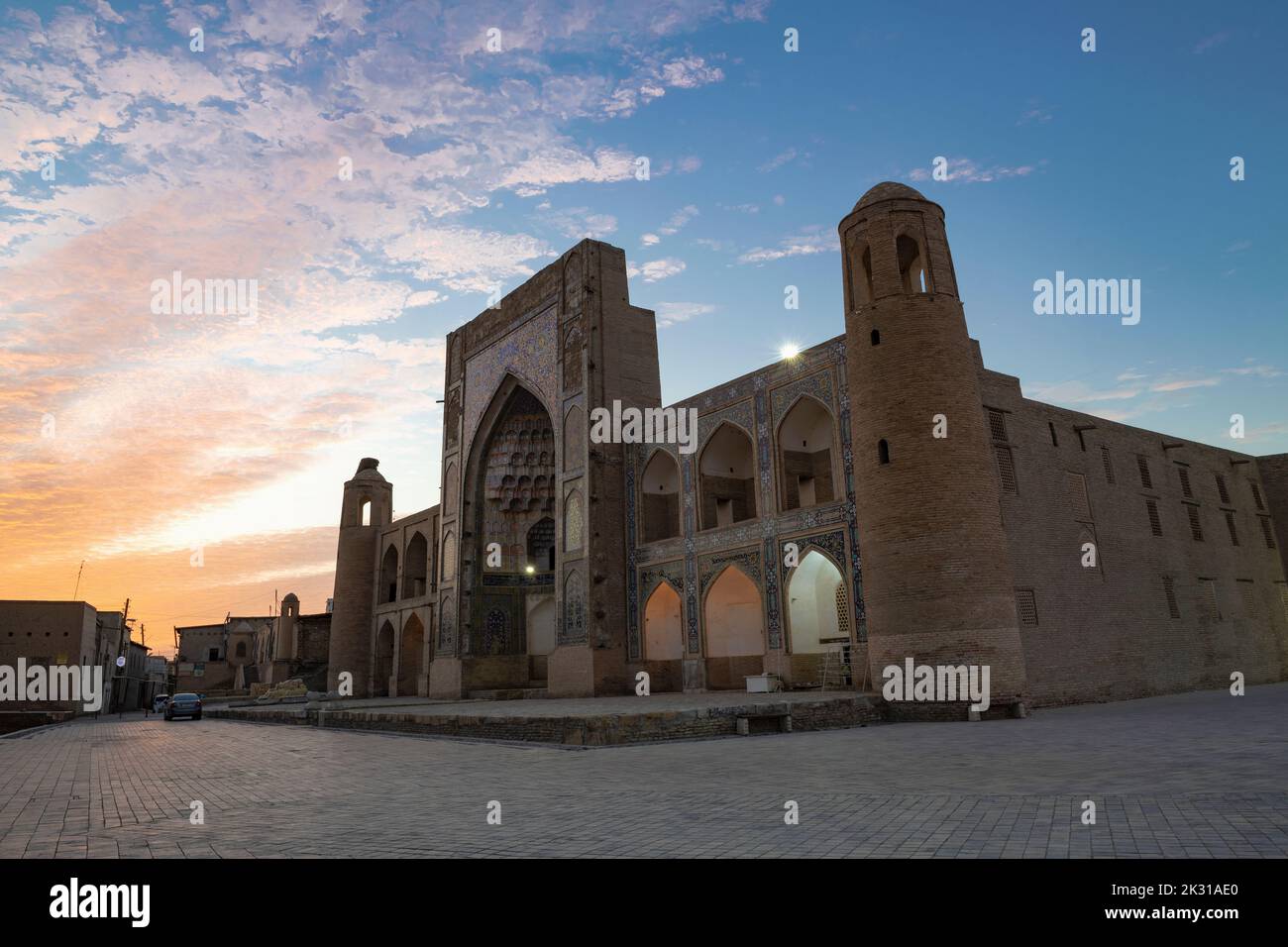 BUCHARA, USBEKISTAN - 11. SEPTEMBER 2022: Das antike Abdulaziz Khan madrasah beim Sonnenaufgang Stockfoto