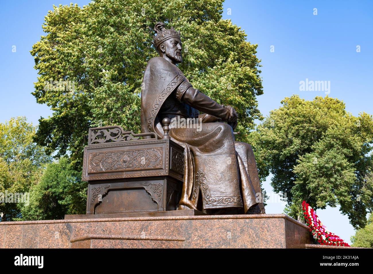 SAMARKAND, USBEKISTAN - 14. SEPTEMBER 2022: Denkmal für Amir Temur (Tamerlane) an einem sonnigen Tag Stockfoto