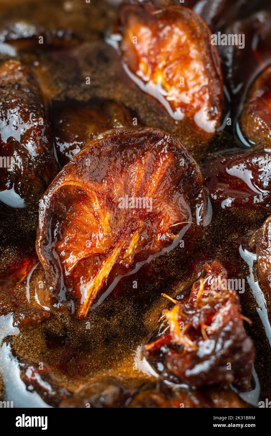 Nahaufnahme von ambarella oder june-Pflaumenmarmelade mit Zuckersirup, Vollformat-Makro Stockfoto