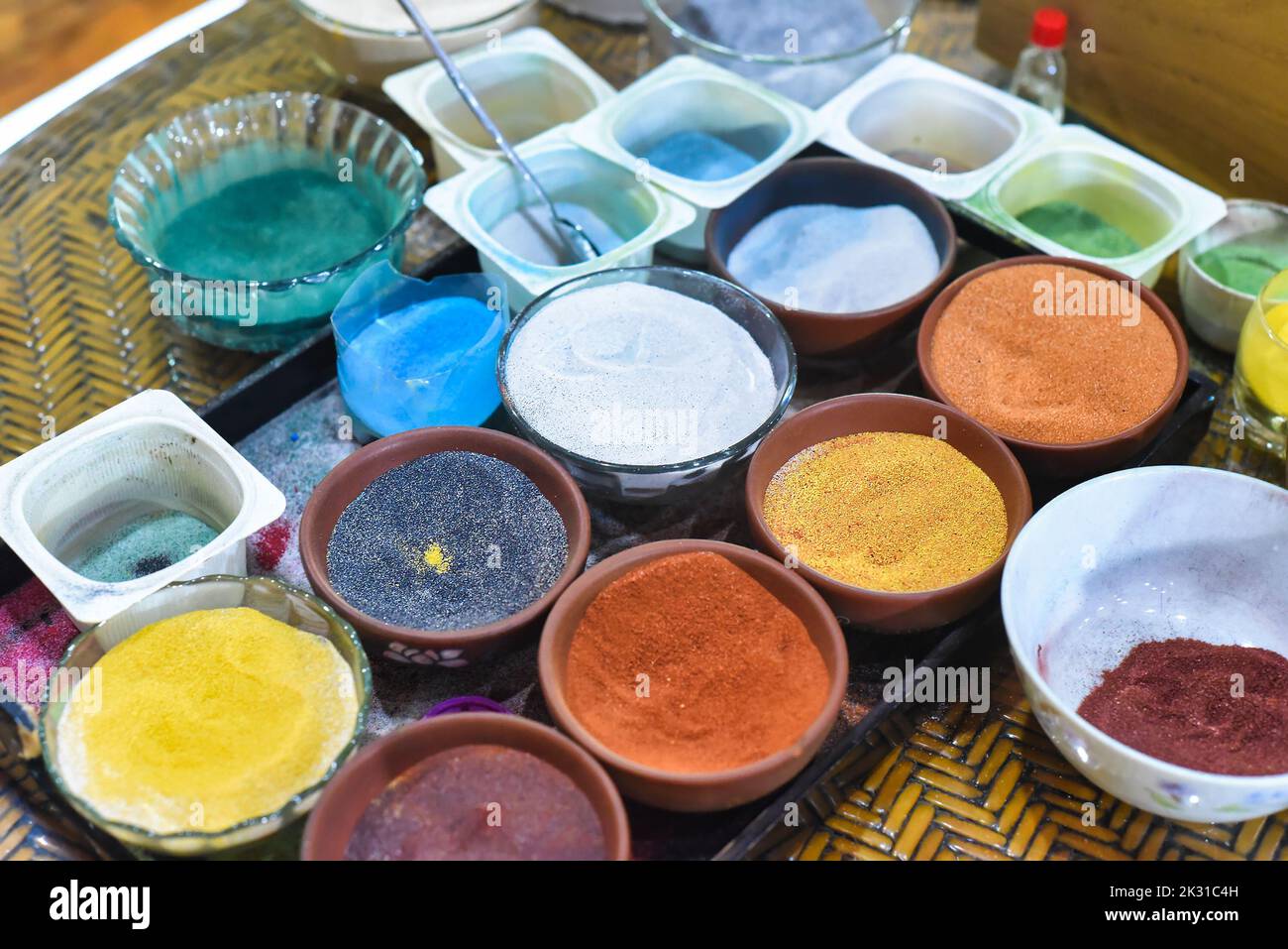 Naturfarbener Sand und Werkzeug für die Erstellung von Sandmalerei als traditionelles Handwerk in Vietnam Stockfoto