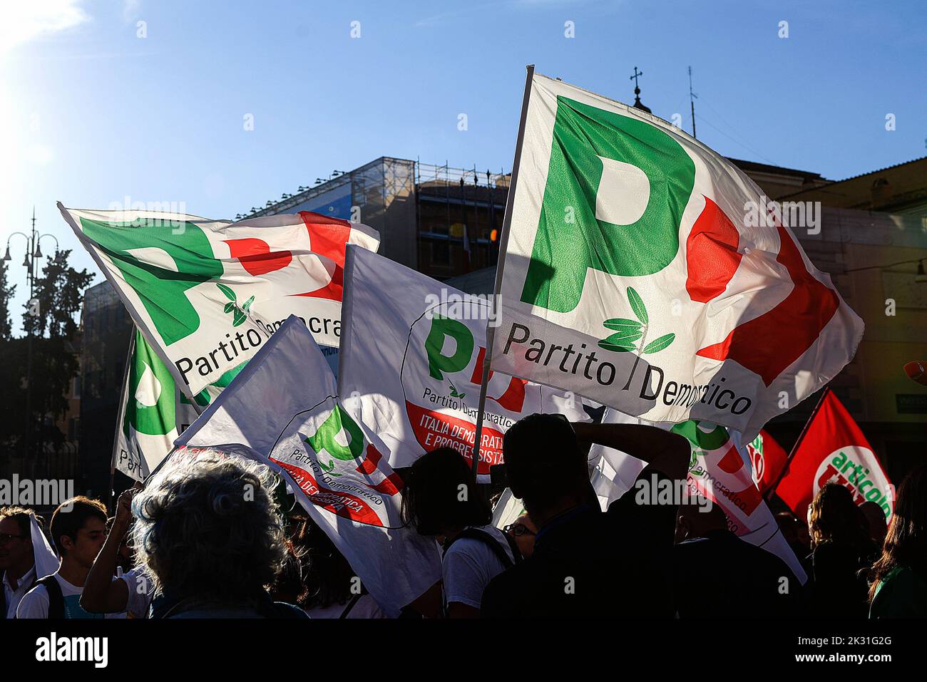 Rom, Italien. 23. September 2022. Anhänger mit der Flagge der Demokratischen Partei nehmen an der Abschlussveranstaltung des Wahlkampfs für die Parlamentswahlen in Italien am 25. September Teil. Kredit: SOPA Images Limited/Alamy Live Nachrichten Stockfoto