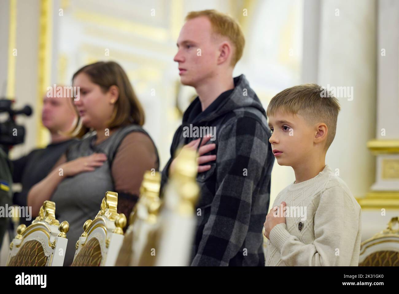 Der ukrainische Präsident Wolodymyr Zelenski überreichte den Orden „Goldstern“ an Soldaten, die den Titel „Held der Ukraine“ erhielten, und an Angehörige der Familien gefallener Verteidiger, die diesen Titel posthum erhielten. Die Zeremonie fand im Weißen Saal der Helden der Ukraine im Mariyinsky-Palast in Kiew statt. Wolodymyr Zelensky bemerkte, dass heute die höchsten staatlichen Auszeichnungen an diejenigen verliehen werden, die die Geschichte unseres Staates, unseres Volkes und unserer Unabhängigkeit schreiben. FOTO: Ukraine President's Office Stockfoto