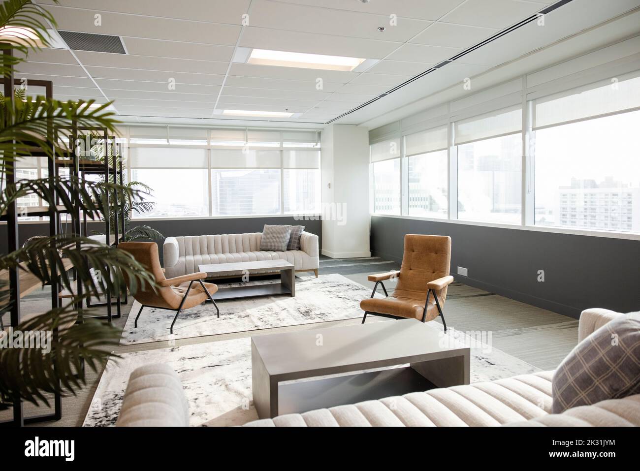 Leerer, moderner Bürositzbereich in einem Hochhaus Stockfoto