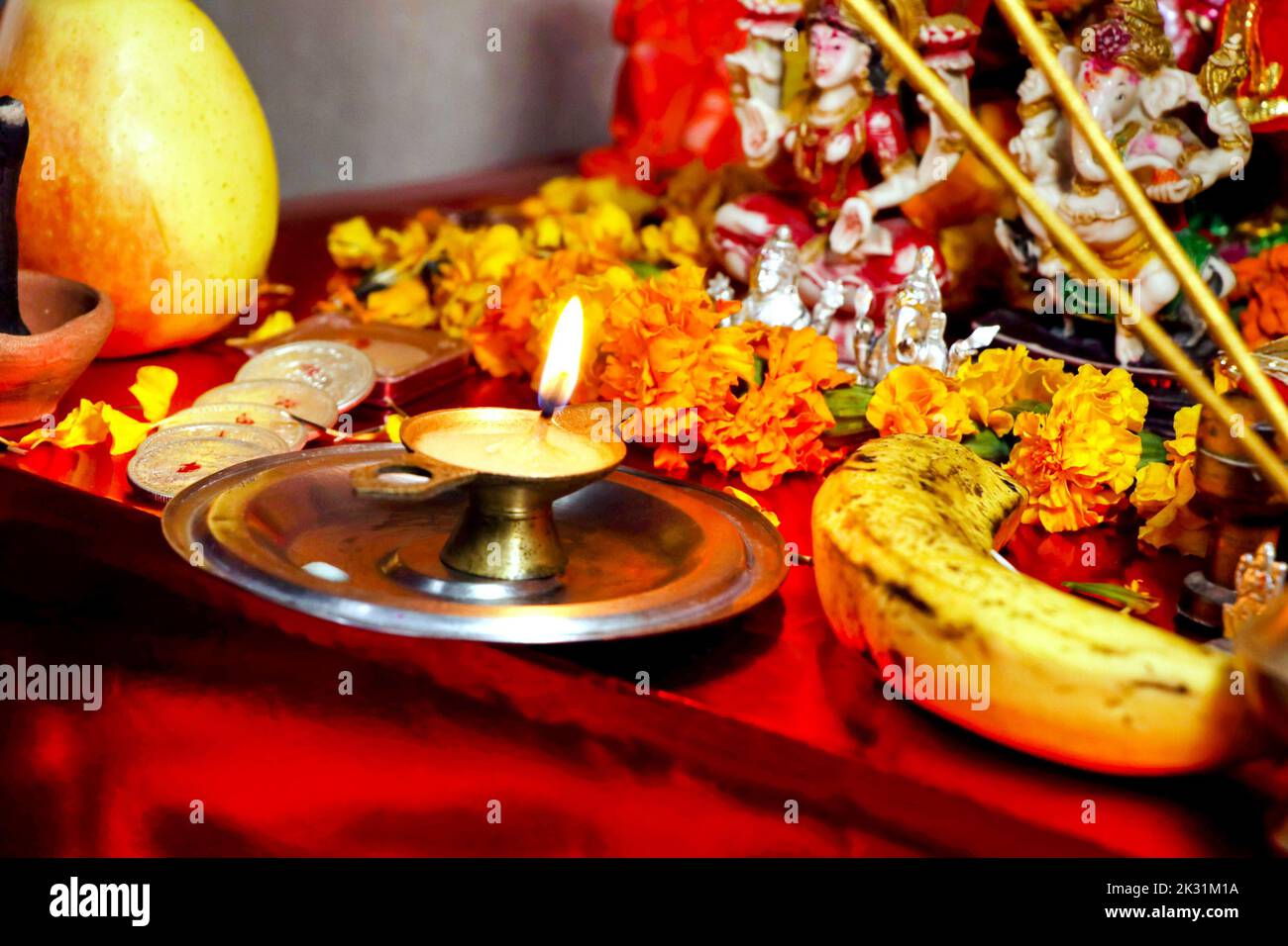 Gebetsartikel Pooja Material / Puja Sahitya in Hindu Religion aus Indien, in einer Gruppe arrangiert. Selektiver Fokus Stockfoto