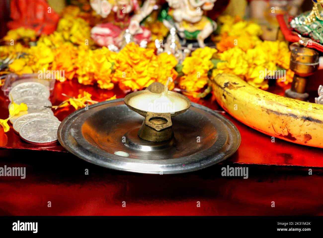 Gebetsartikel Pooja Material / Puja Sahitya in Hindu Religion aus Indien, in einer Gruppe arrangiert. Selektiver Fokus Stockfoto