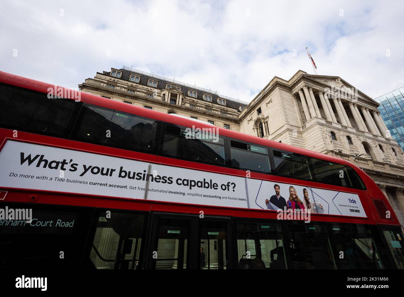 London, Großbritannien. 23. September 2022. Ein Bus zeigt eine Werbung mit den Worten „wozu ist Ihr Unternehmen in der Lage?“ außerhalb der Bank of England in London. Der geldpolitische Ausschuss der Bankís hob gestern die Zinssätze auf 2,25 Prozent an, obwohl Kwasi Kwarteng im heutigen Minibudget die größten Steuersenkungen seit 34 Jahren vorstellte. (Foto von Tejas Sandhu/SOPA Images/Sipa USA) Quelle: SIPA USA/Alamy Live News Stockfoto