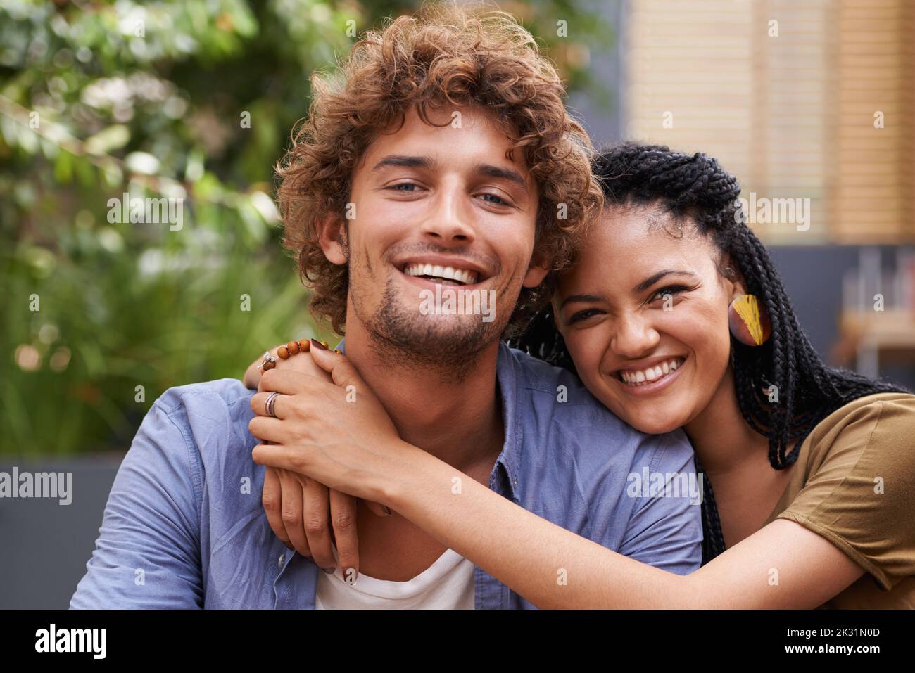 Ich schätze ihn sehr. Ein liebevolles junges Paar, das draußen sitzt. Stockfoto