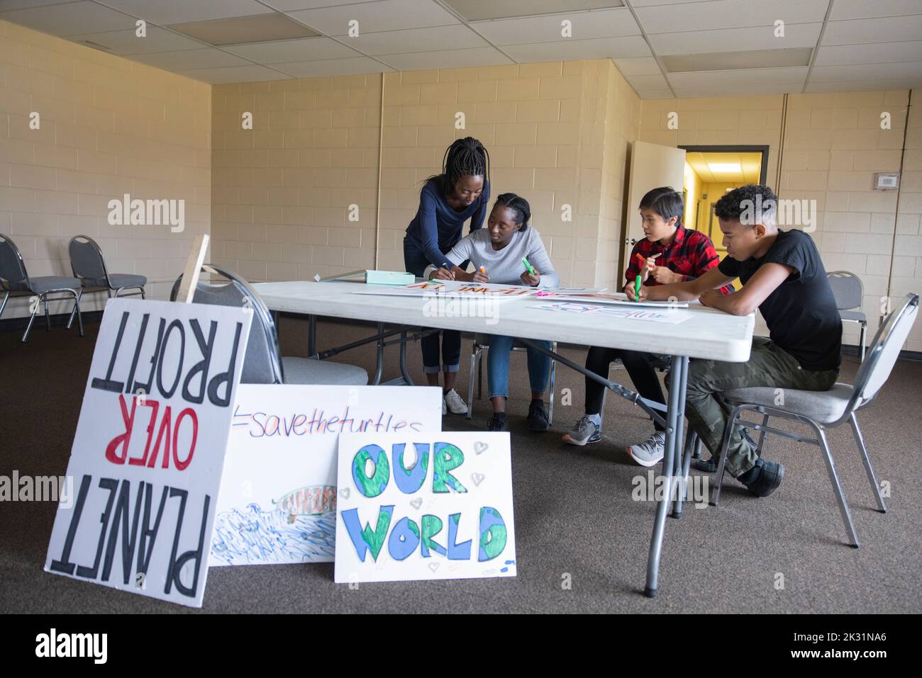 Teen Umweltaktivisten machen Plakate im Gemeindezentrum Stockfoto