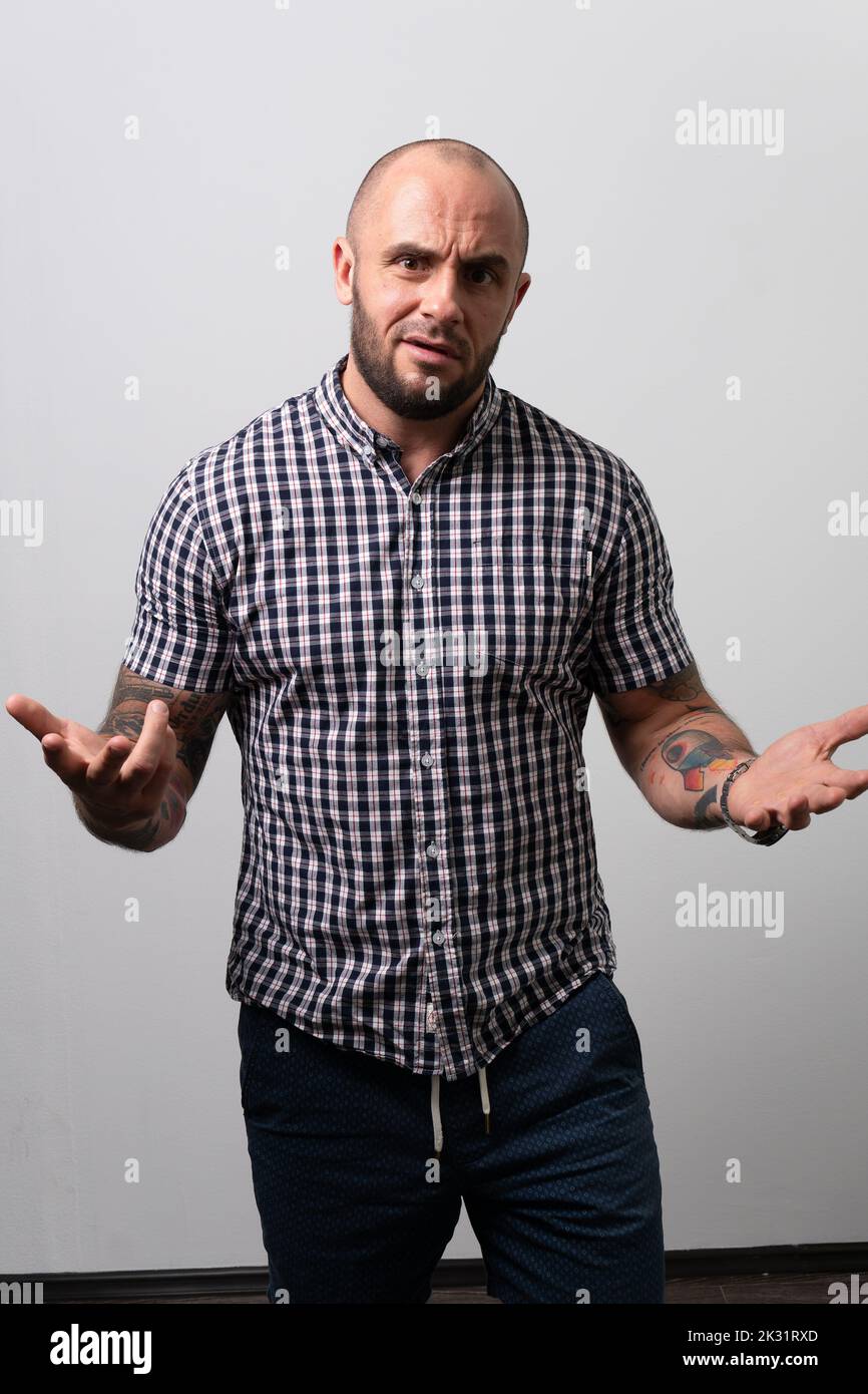 In einem Hemd in Tattoos Kerl Stockfoto