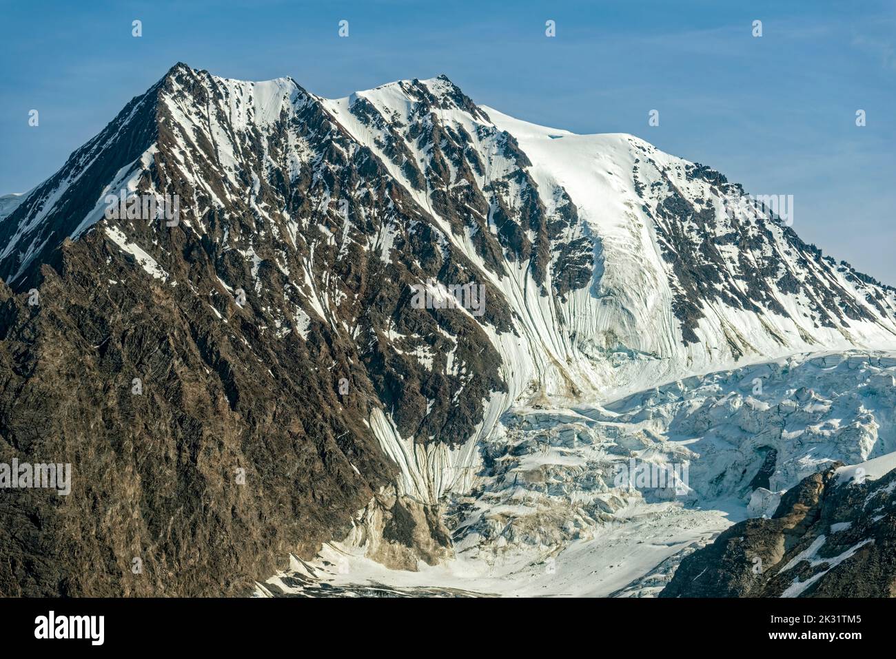 Gletscher fließen von den Berggipfeln des Kluane National Park im Yukon Territory, Kanada Stockfoto