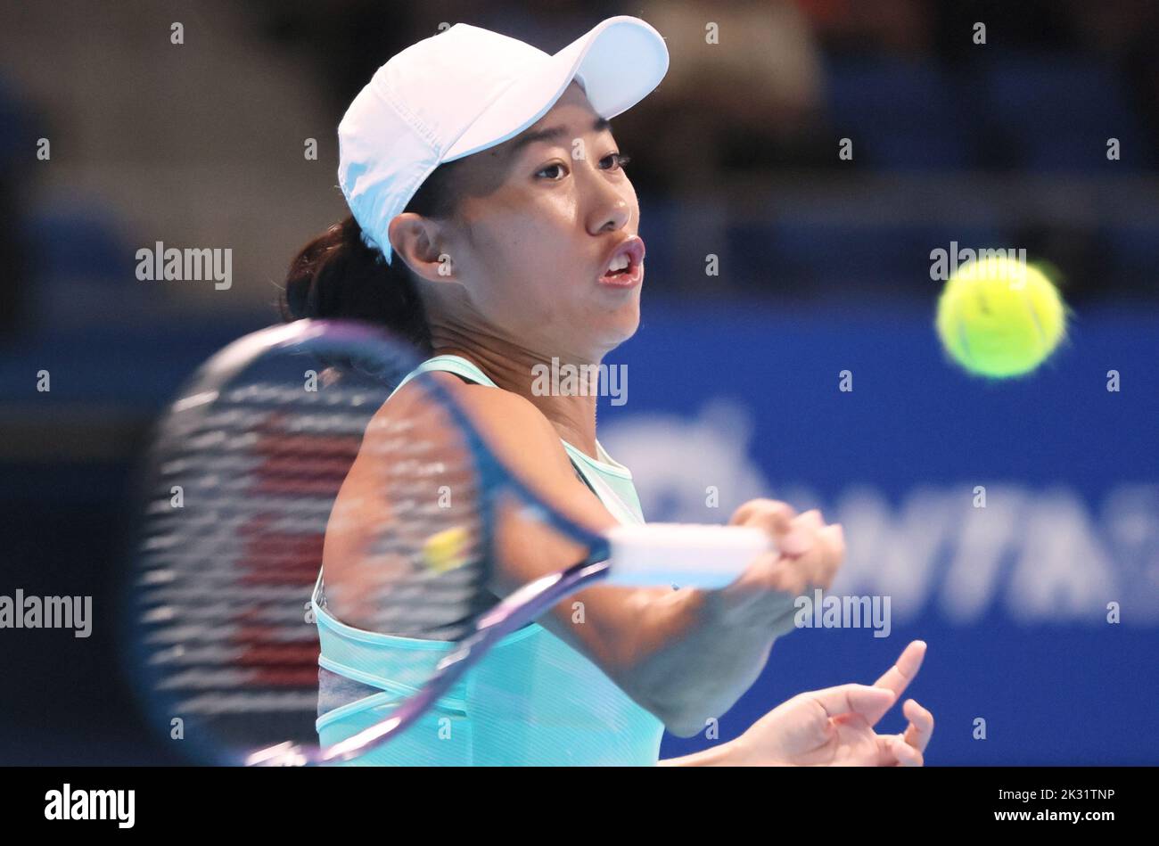 Tokio, Japan. 24. September 2022. Zhang Shuai aus China gibt am Samstag, dem 24. September 2022, beim Halbfinalspiel im Ariake Coliseum in Tokio den Ball gegen Liudmila Samsonova aus Russland zurück. Samsonova besiegte Zhang 7-6, 6-2. Quelle: Yoshio Tsunoda/AFLO/Alamy Live News Stockfoto