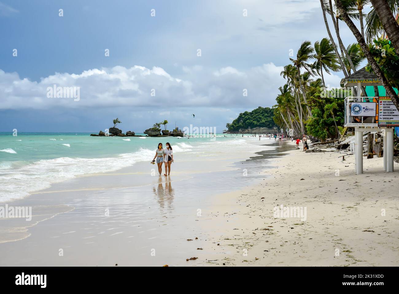 Boracay Island, Philippinen, 10. Juli 2022, Touristenort im Zentrum der Philippinen, viele Besucher aus dem Land und der ganzen Welt. Stockfoto