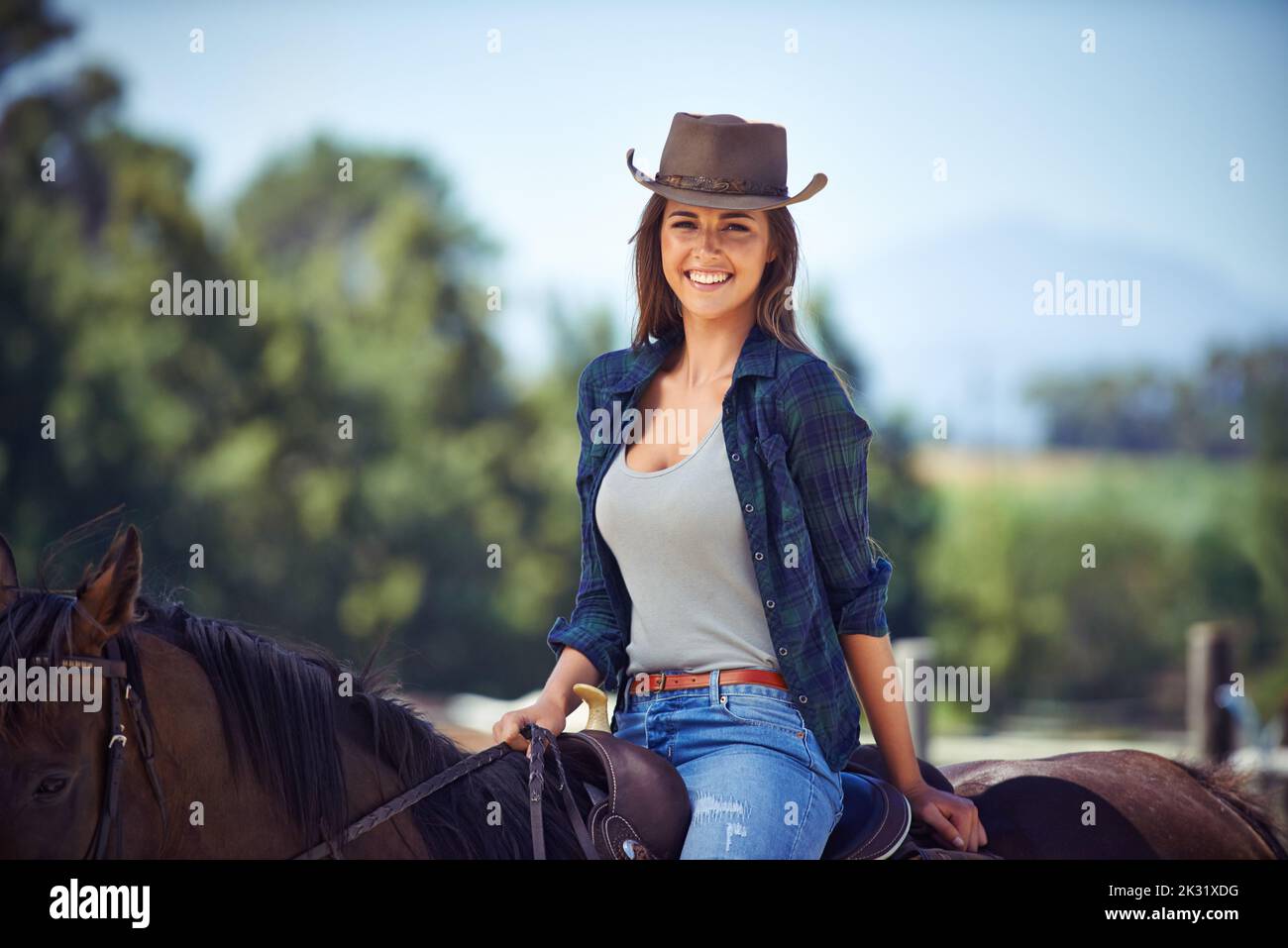 Die Natur lieben. Porträt einer wunderschönen Cowgirl mit ihrem Pferd. Stockfoto