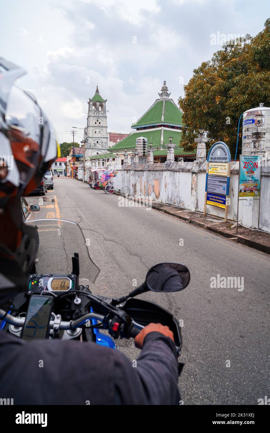 Melaka, Malaysia - Aug 25, 2022 Kampung Kling Moschee erbaut 1748 in der Stadt Malacca Malaysia. Blick vom Motorrad. Stockfoto