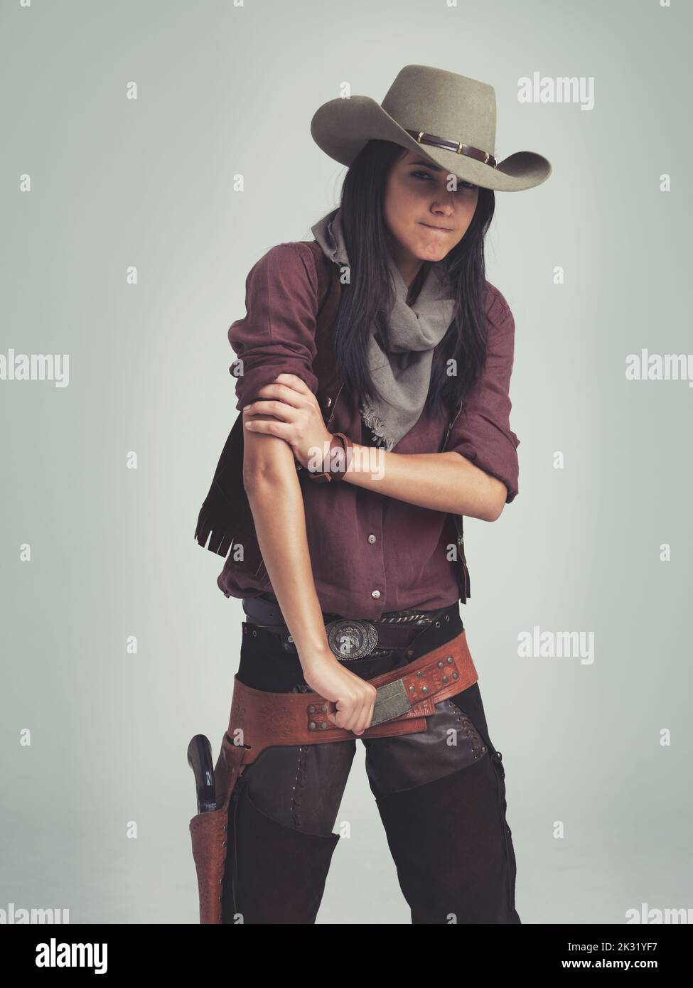 Respect My Authoritah (Cartoon Quote). Eine attraktive junge Frau in Cowboy-Kleidung. Stockfoto